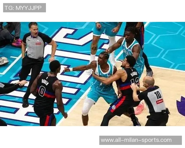 黄蜂主帅回忆三球相撞瞬间称自己当时走神了但球员全力以赴 黄蜂主帅回忆三球相撞瞬间称自己当时走神了但球员全力以赴