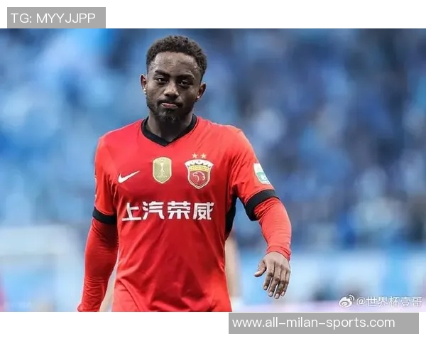 记者展示海港新赛季球衣清新红色造型引发球迷热议 记者展示海港新赛季球衣清新红色造型引发球迷热议